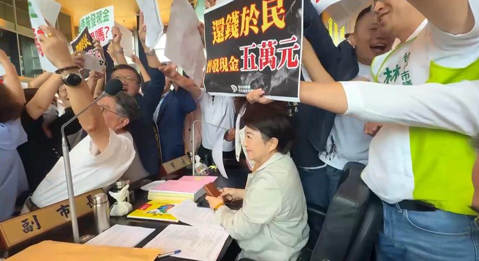 台中綠議員要求"普發5.2萬" 盧秀燕拒簽同意聲明書