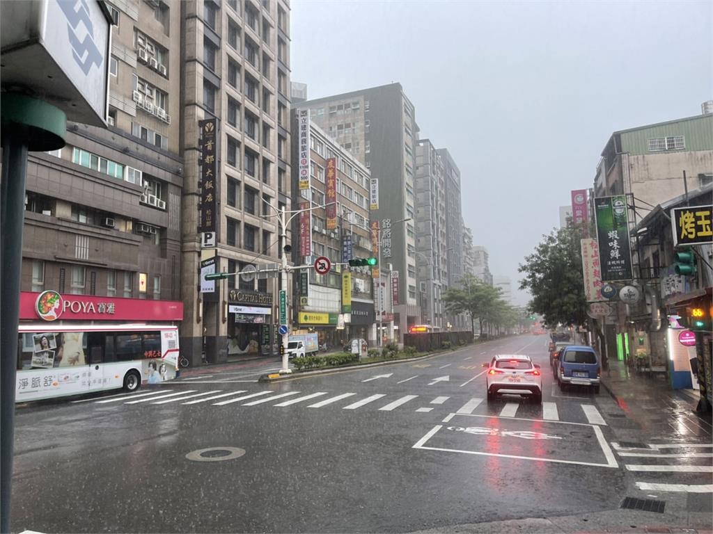 快新聞/對流旺盛大雷雨狂炸! 15縣市豪、大雨特報