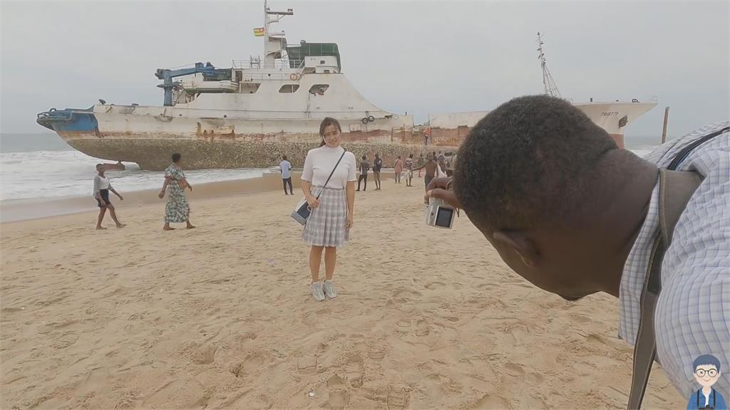 被坑錢！中國情侶體驗非洲路邊拍照　攝影師裝傻到底：已經印出來了
