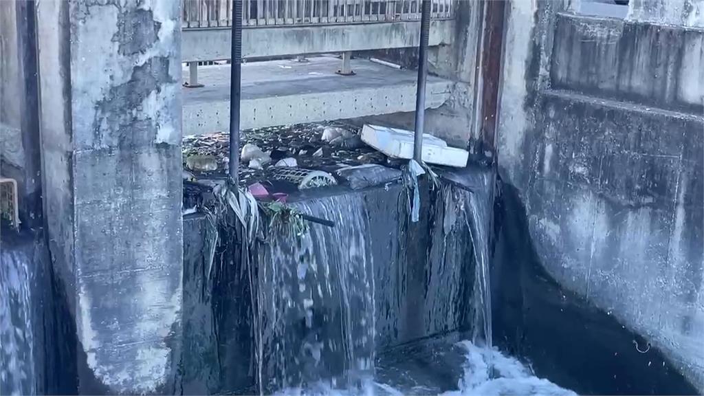 西螺大排赫見"垃圾漂漂河" 雲林縣環保局開4罰單