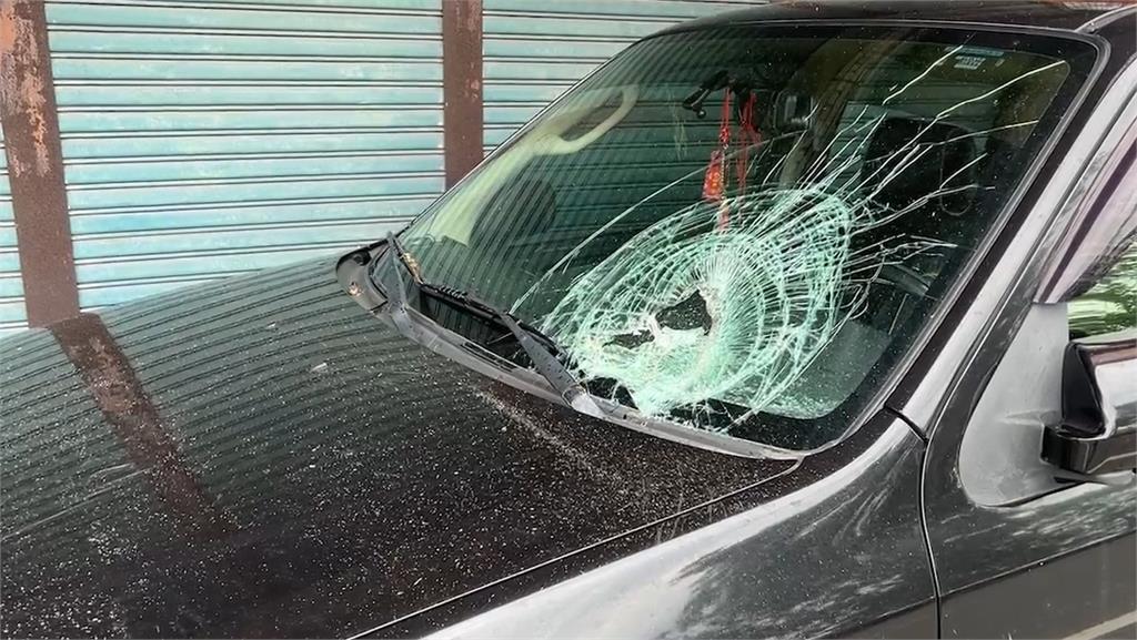 快新聞/風太大!宜蘭礁溪路樹被吹倒 轎車慘被砸