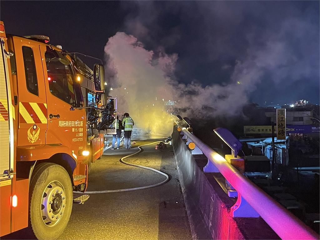 快新聞/最新!國1汐五高架堤頂段火燒車 整台車瞬間燒成一團火球