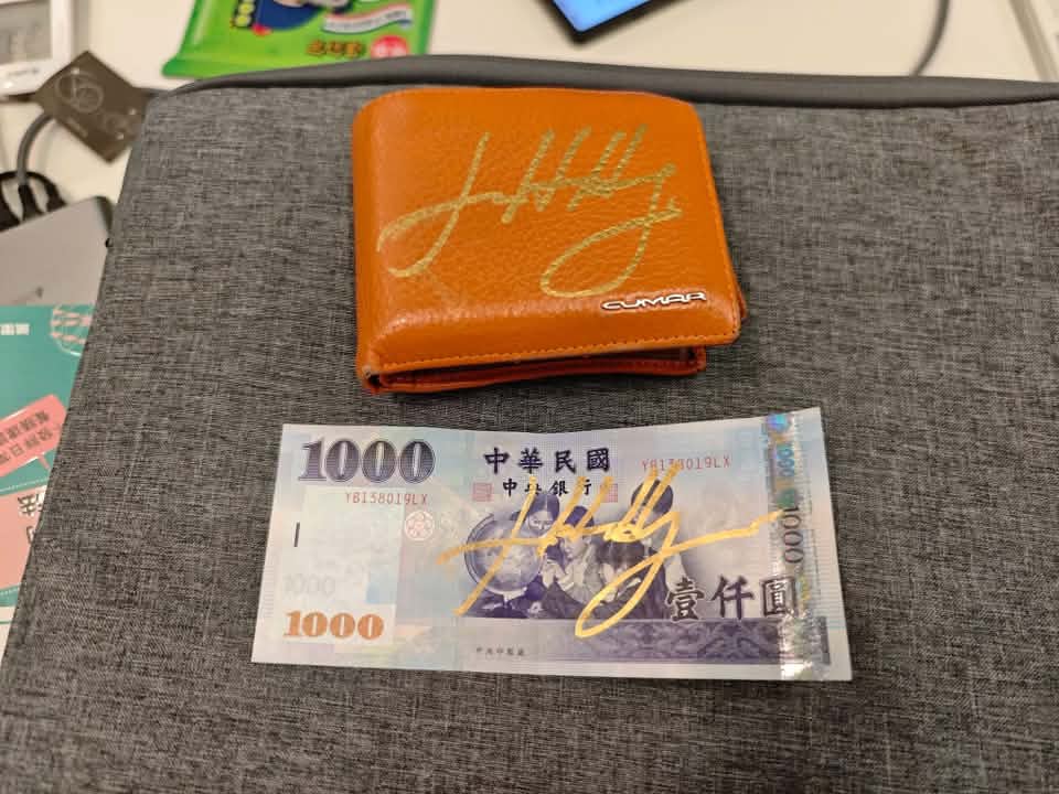 要黃仁勳簽名代價大？拿錢包「下秒抽走8千元大鈔」分送正妹　結局神反轉超暖