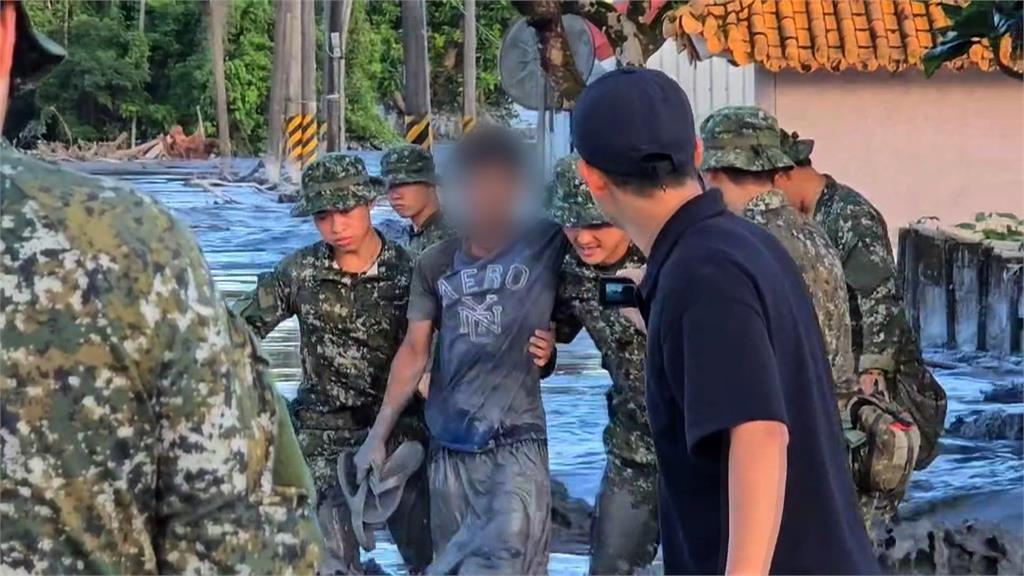 救出近百歲老翁！佛祖街救難困難　民眾見母緊抱神明桌死去