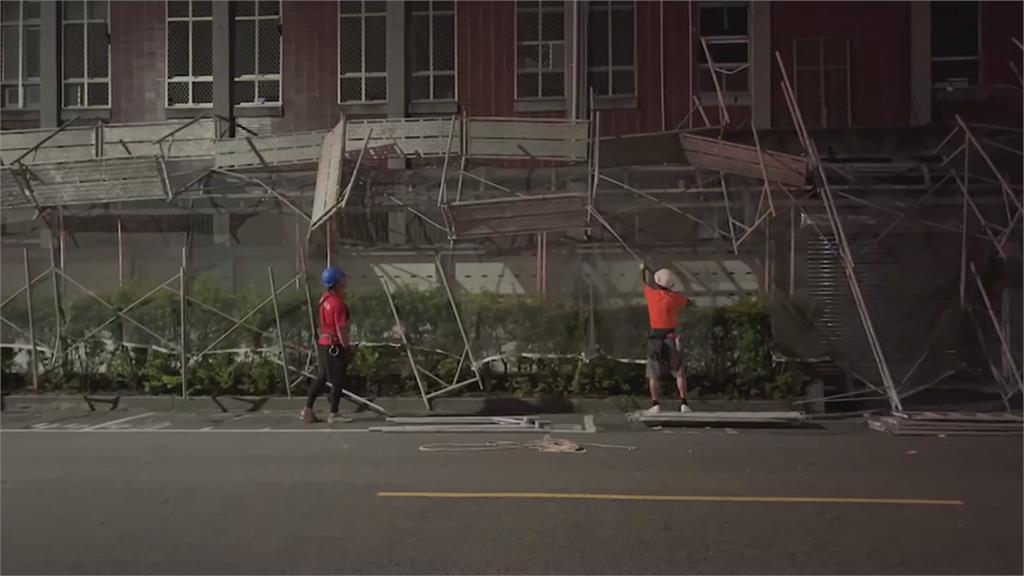 一陣強風！　新竹地院舊址拆遷鷹架崩塌　兩車遭殃