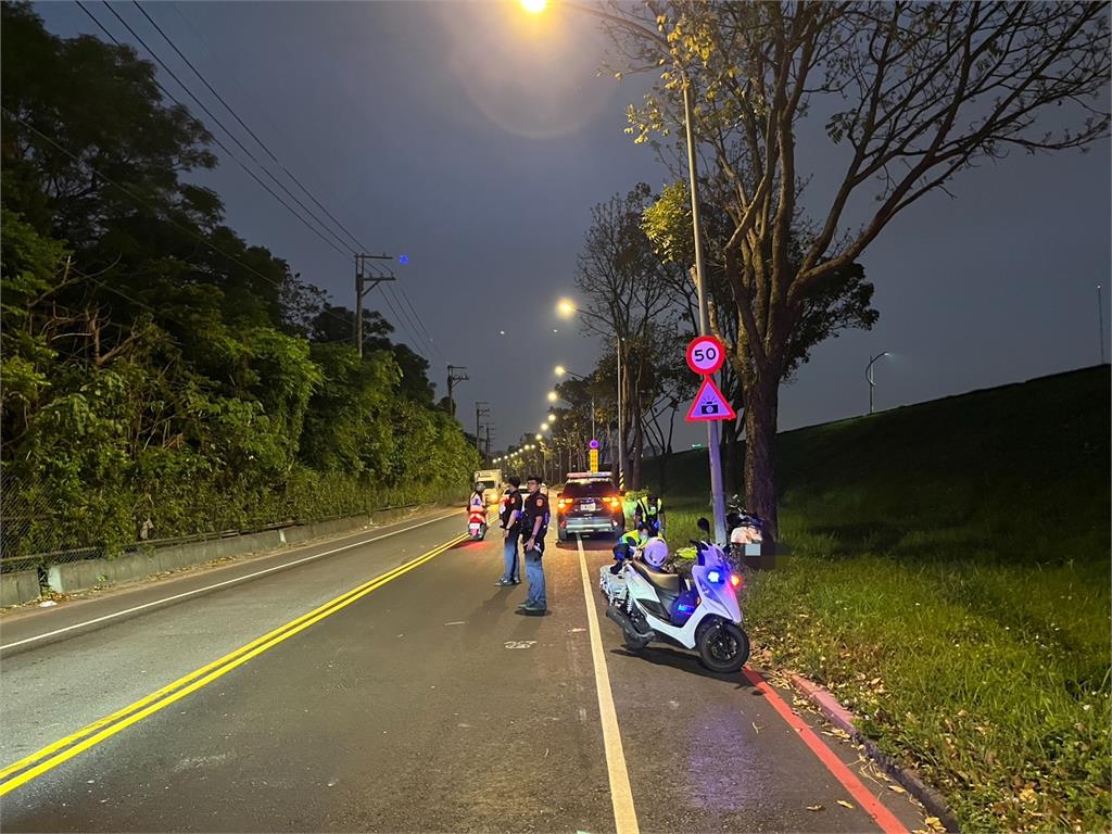 快新聞/機車失控釀憾事!板橋騎士突自撞燈桿 送醫急救仍不治