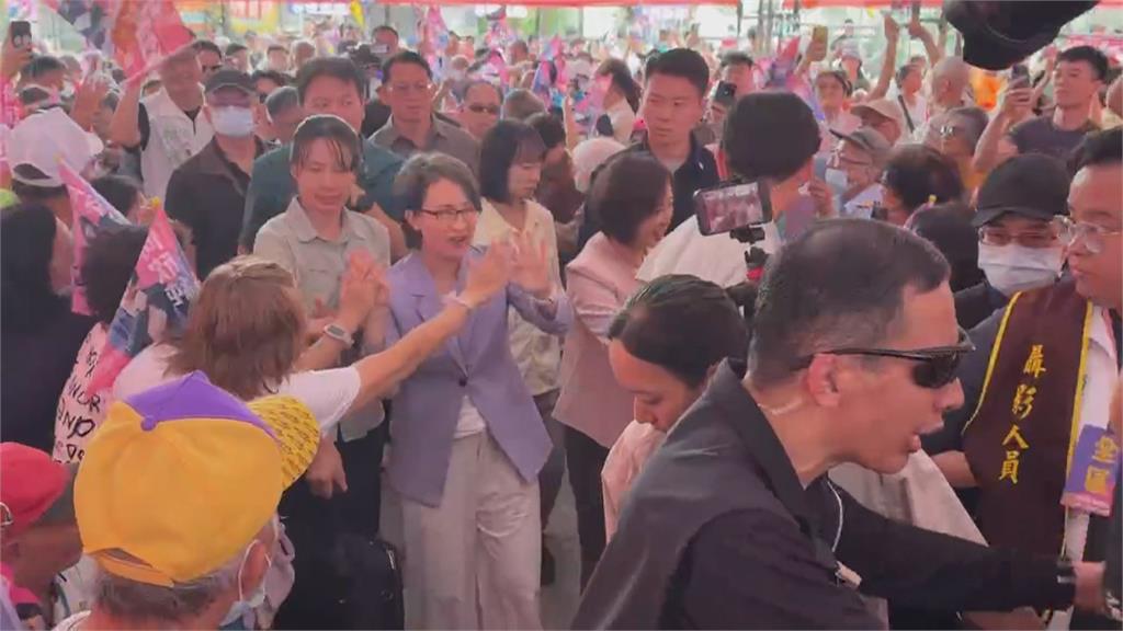何欣純搭上「洋流」人氣爆棚　總部辦２９區後援會授旗儀式
