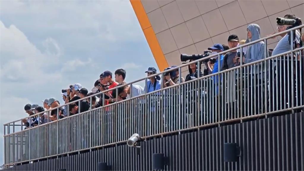 快新聞/首航台灣!「阿提哈德航空」客機將抵桃園 航空迷架相機守候