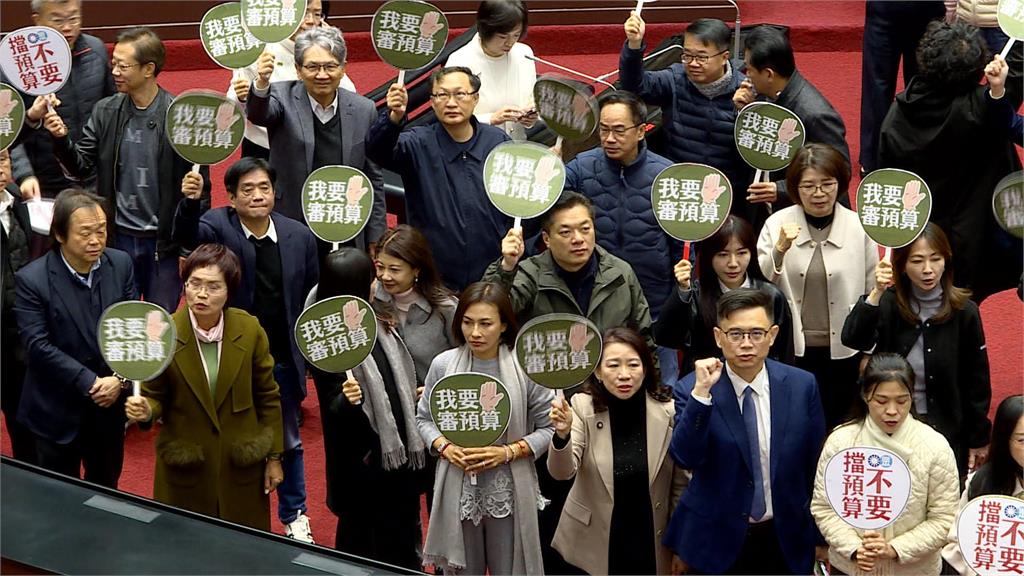 翁曉玲提案「凍卓揆4個月薪」　民眾：立委不審預算應扣薪