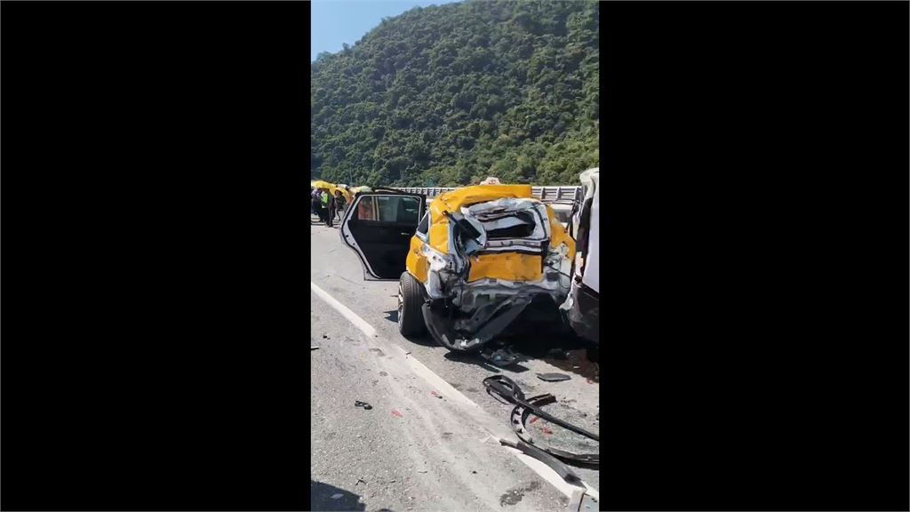 台9線觀音隧道口嚴重車禍！　2大車3小車連環撞多傷送醫