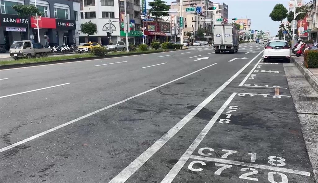 嘉義校車停紅燈違規放學生下車　後方機車險撞上閃避失控自摔