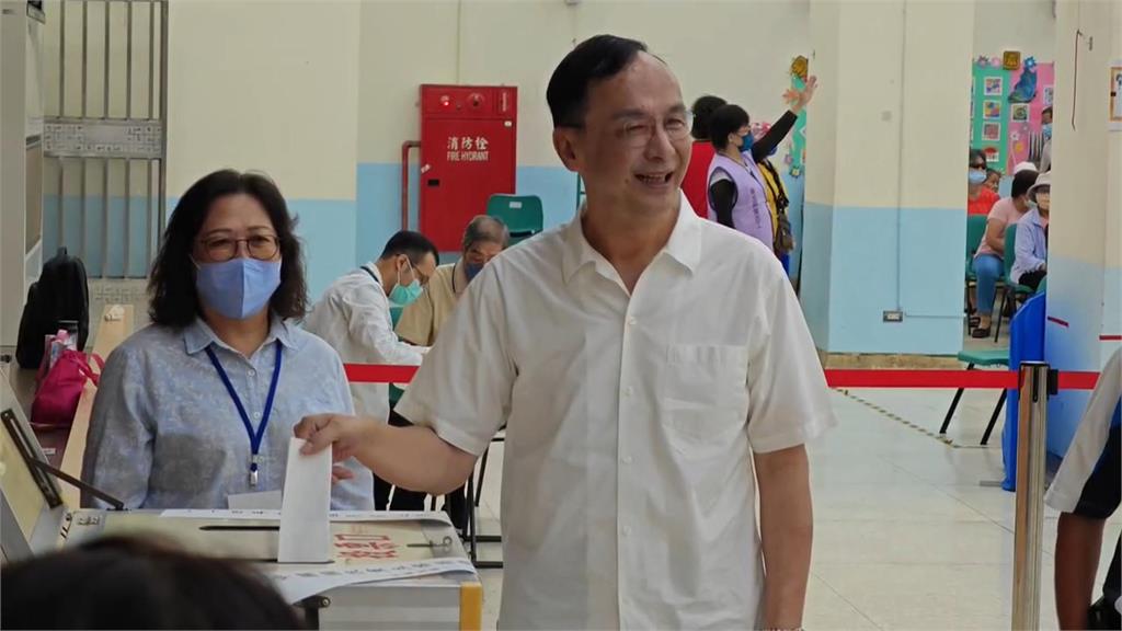 鄭麗文穿國旗裝展信心 郝龍斌曝盧秀燕傳訊息打氣
