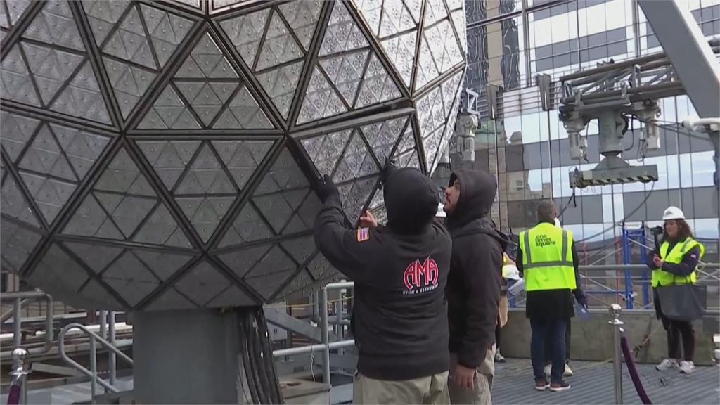 紐約時報廣場跨年水晶球　主題「愛的禮物」圖案亮相！