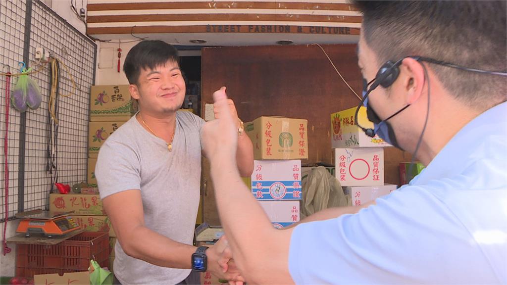 市場拜票撞破攤販雞蛋 蔣萬安要幕僚買撞破的蛋