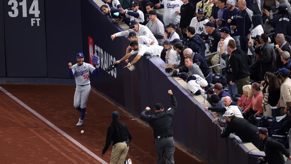 MLB(影)/去年世界大賽Betts事件重演? 「神鱒」右外野接殺遭球迷硬搶走