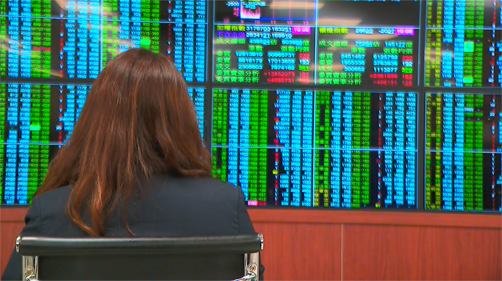 "黑色星期一"　台股盤中遭大屠殺　大盤一度跌逾2千點　收盤驚險守住32K