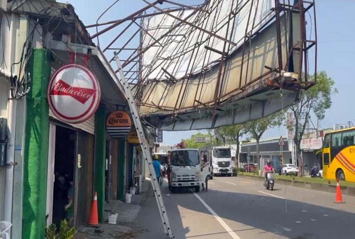 桃園龍潭廣告招牌被吹倒 桃醫大樹突傾倒