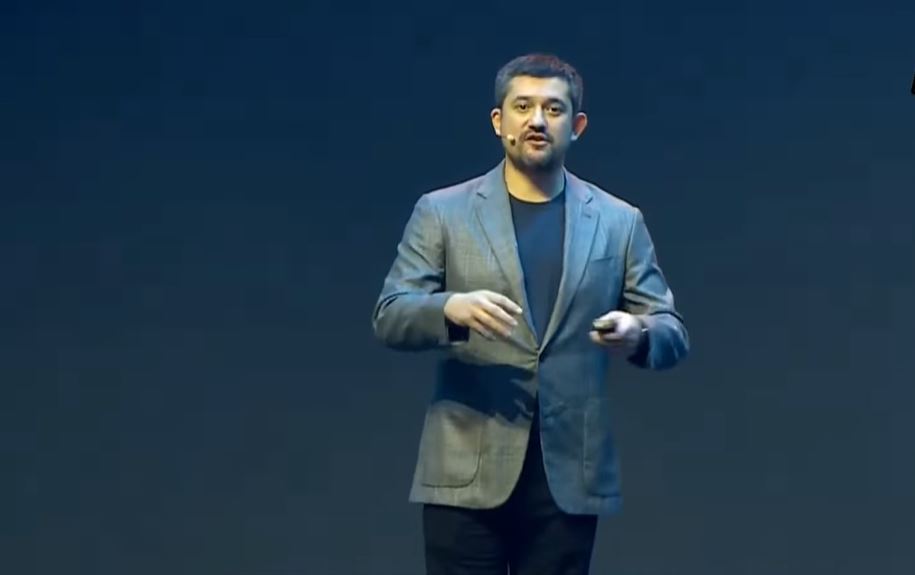 鴻海科技日　郭台銘頂白髮驚喜現身　黃仁勳兒登台談AI機器人