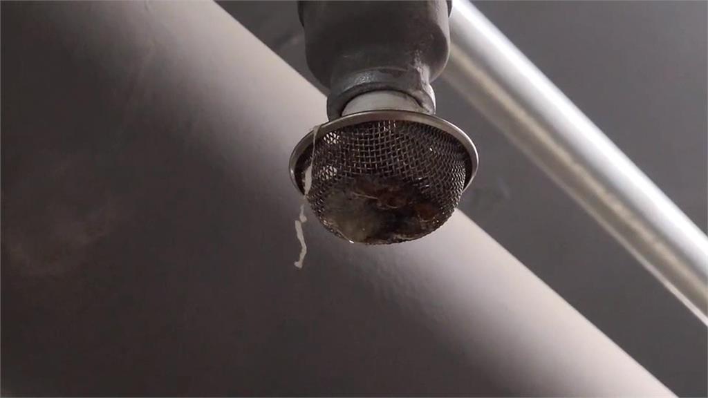 水管爆裂污水倒灌如瀑布瀰漫惡臭! 青埔住商大樓停車場變水池