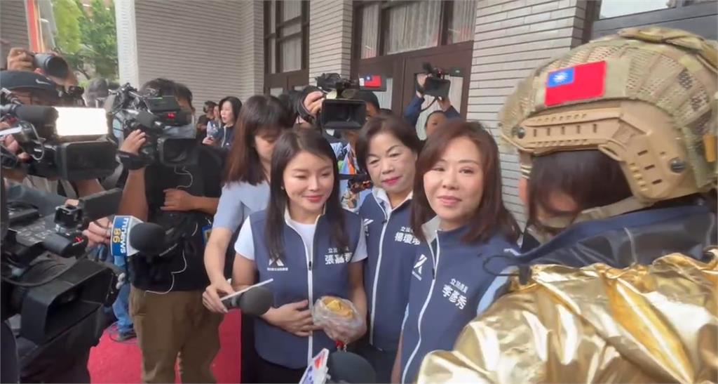 快新聞/拼國會五法三讀 陳玉珍全副武裝「穿黃金戰衣、帶頭盔」登場
