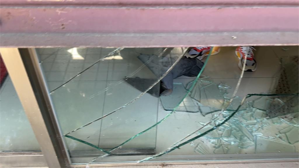 小貨車倒車暴衝撞店！　意外扯出竹聯幫「網內互打」