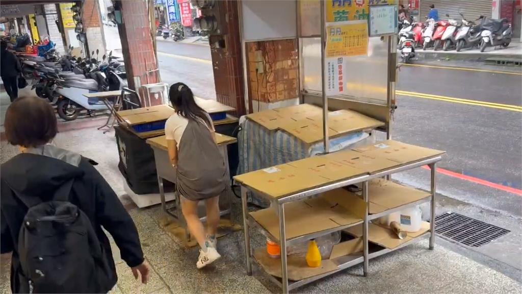 不自己買？蔥油餅店煎台下方電風扇被偷  摸走前還仔細瞧瞧機器是否完好