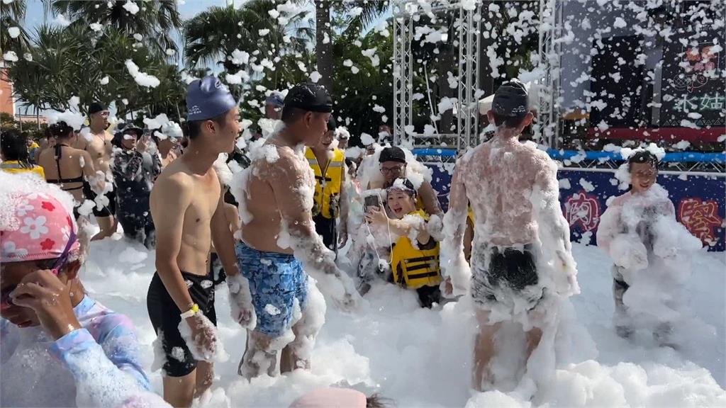 透心涼!台中水樂園「電音泡泡趴」 南投樂園最熱門消暑設施「大漩渦」