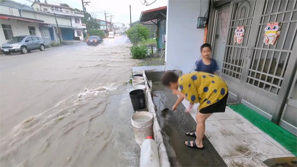 高雄山區泥水淹沒便橋　梅山口部落土石流沖入民宅