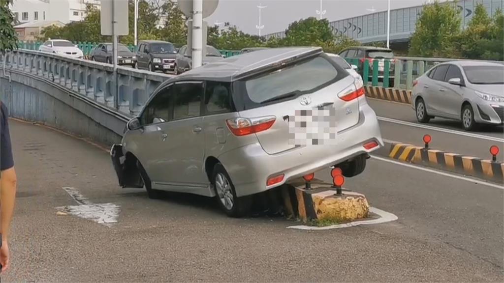 轎車逆向撞陸橋卡橋頭 民眾:怎麼開的?