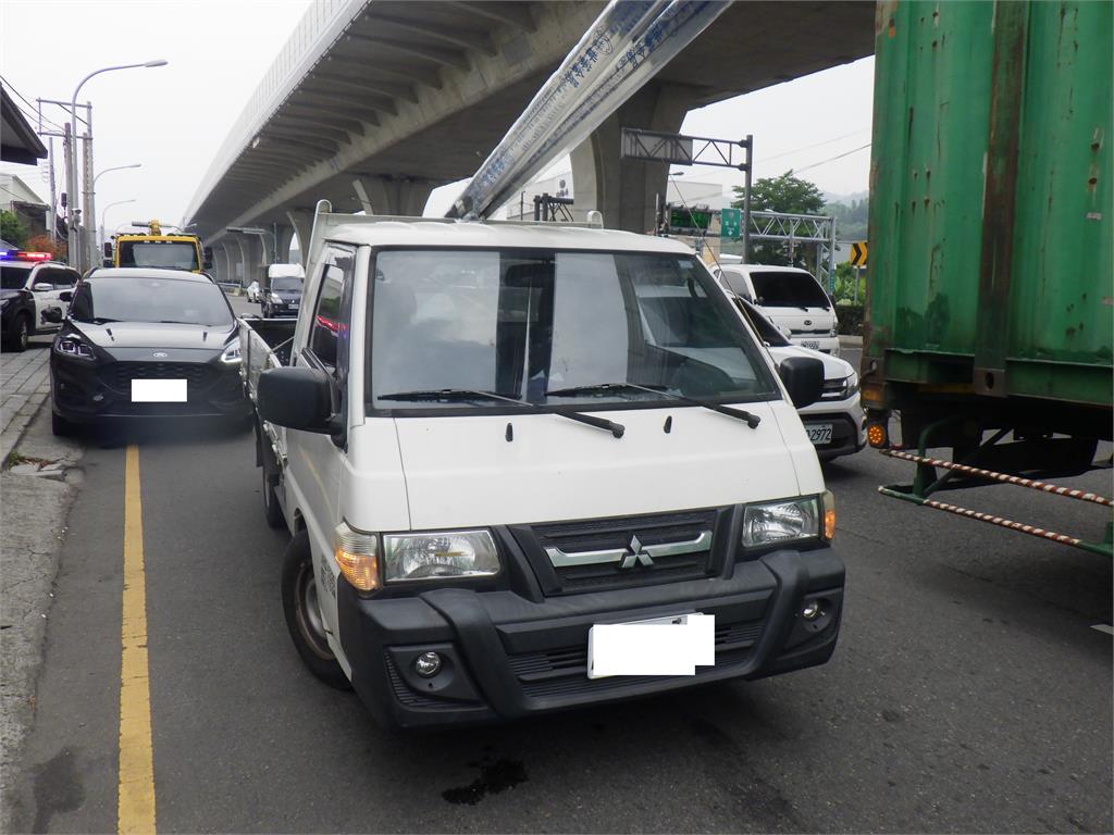 快新聞/天降血滴子?台74線「貨車載40枝鐵條突噴飛」 駕駛挨罰1.2萬