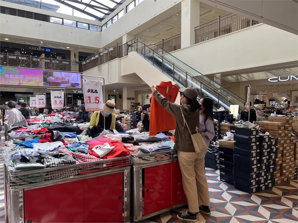 麗寶OUTLET八周年慶開跑!人潮湧入瘋搶知名品牌「限量優惠」