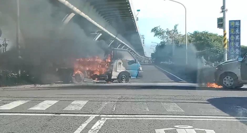 雲林涵洞驚悚「兩車對撞」 雙雙起火駕駛緊急逃生