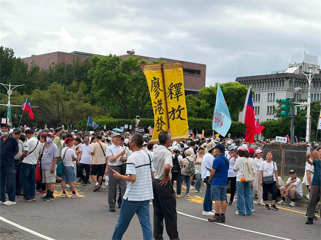 他深入敵營上凱道爆「人潮真實數字」！現場「1關鍵族群」消失不挺了：手指數得出來