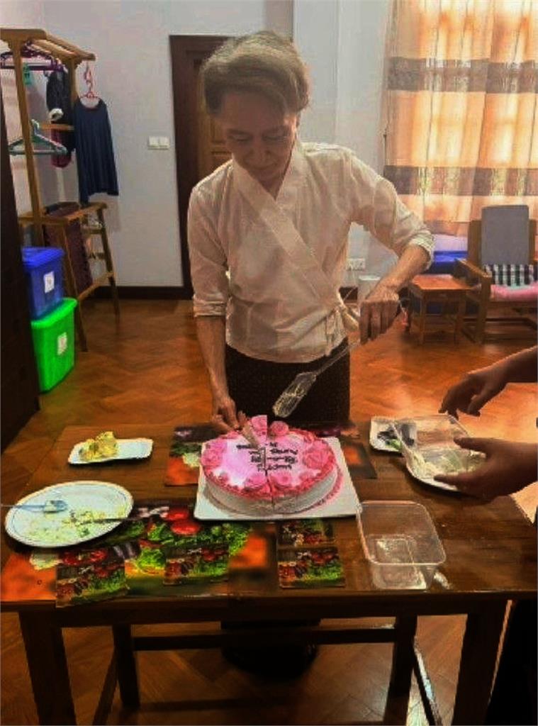 快新聞／軟禁5年後首露面！翁山蘇姬最新動態曝光　軍政府釋近照