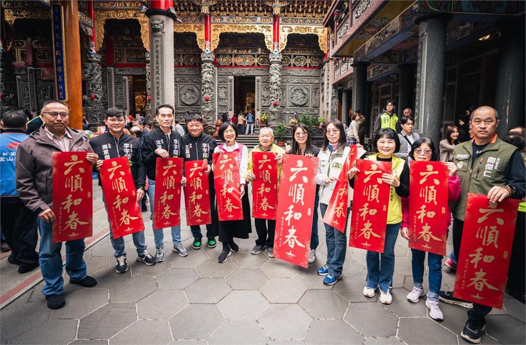 快新聞/總統聯名春聯夯!蘇巧慧竹林山觀音寺發放 半小時內千份被搶光