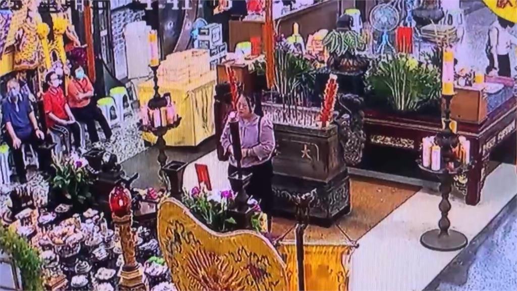"換公司好嗎?" 女信眾到嘉義市大天宮擲出"騰空立筊" 信眾嘖嘖稱奇