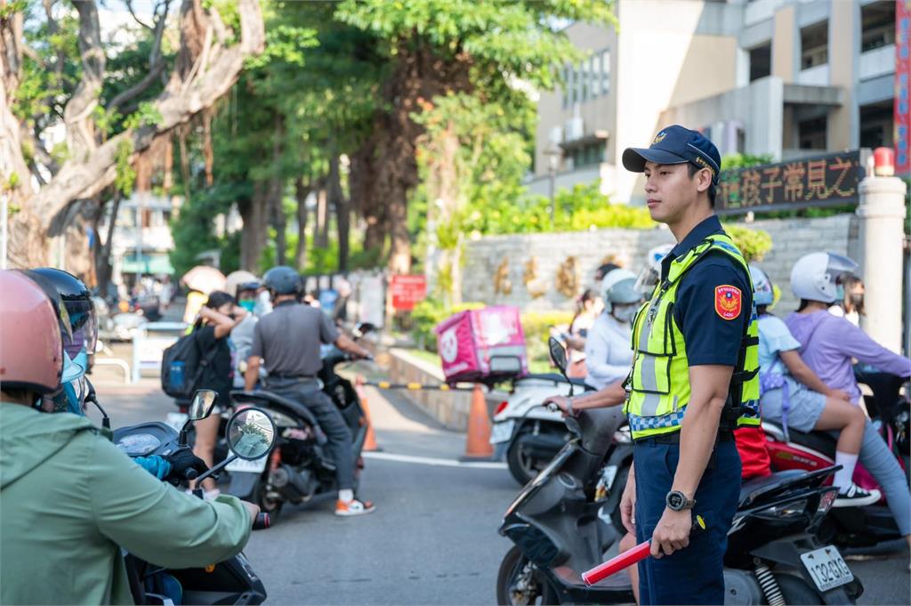 老公我去接小孩!開學日「天菜帥警」校門前指揮 婆媽們全暈:想去上課