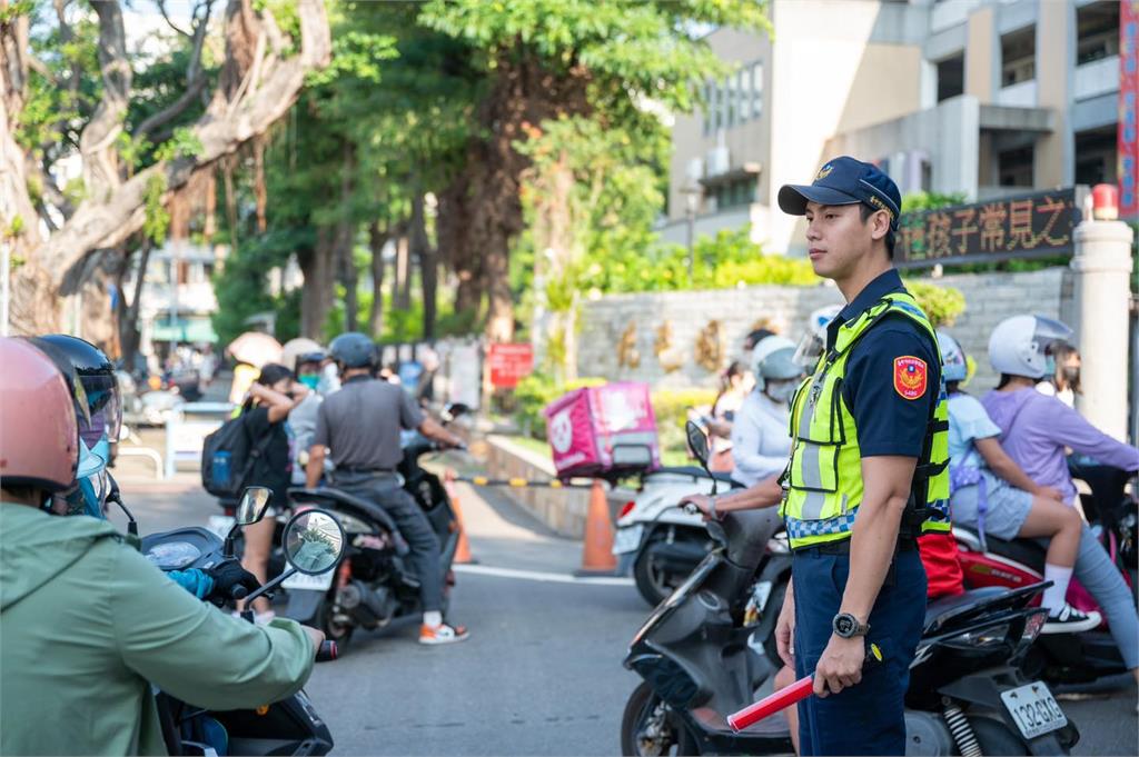 老公我去接小孩！開學日「天菜帥警」校門前指揮　婆媽們全暈：想去上課