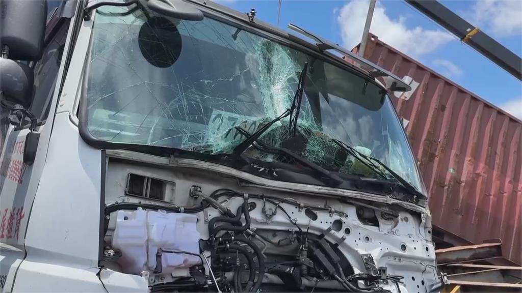 鋼捲散落車道! 國一6台大車連環撞"撞成Z字形"