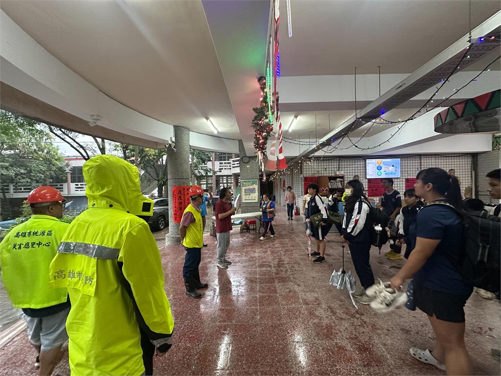 快新聞/雨彈狂炸! 高雄桃源國中今停課 45師生緊急撤離