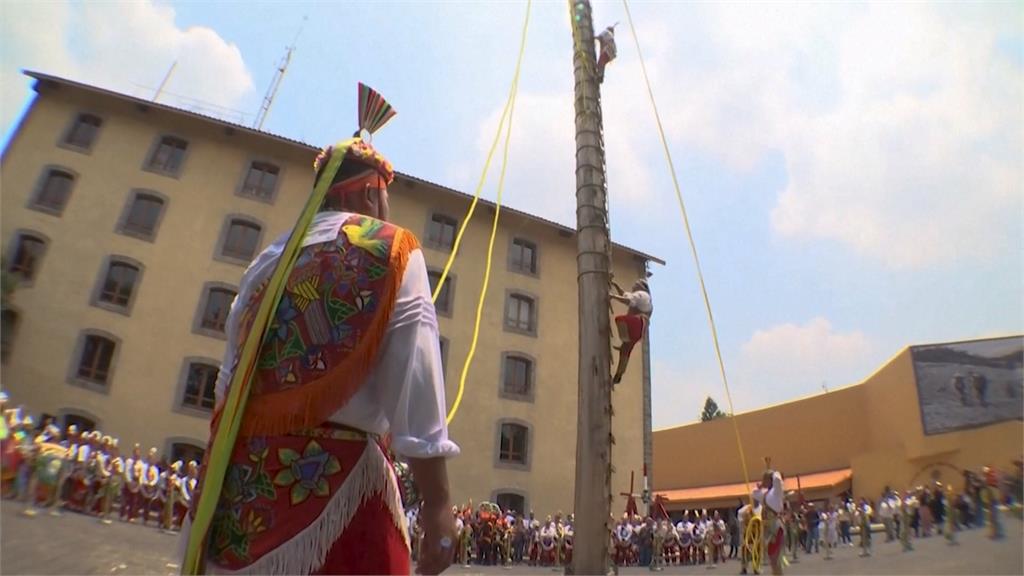 墨西哥傳統祭典打破性別窠臼　愈來愈多女性成為「飛天舞者」