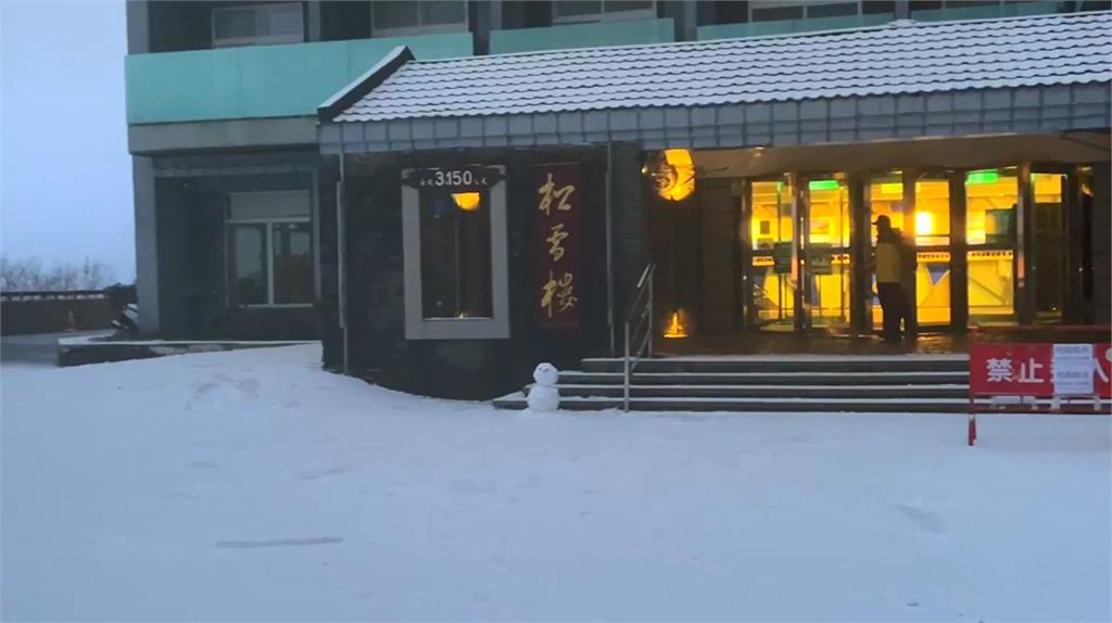 快新聞/銀白世界!合歡山降雪厚度0.5公分 「這路段」仍需掛雪鏈通行