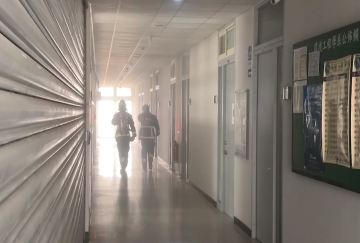 宜蘭大學教授趁假日辦公突警鈴大作 5樓實驗室失火!燒焦味刺鼻急逃生