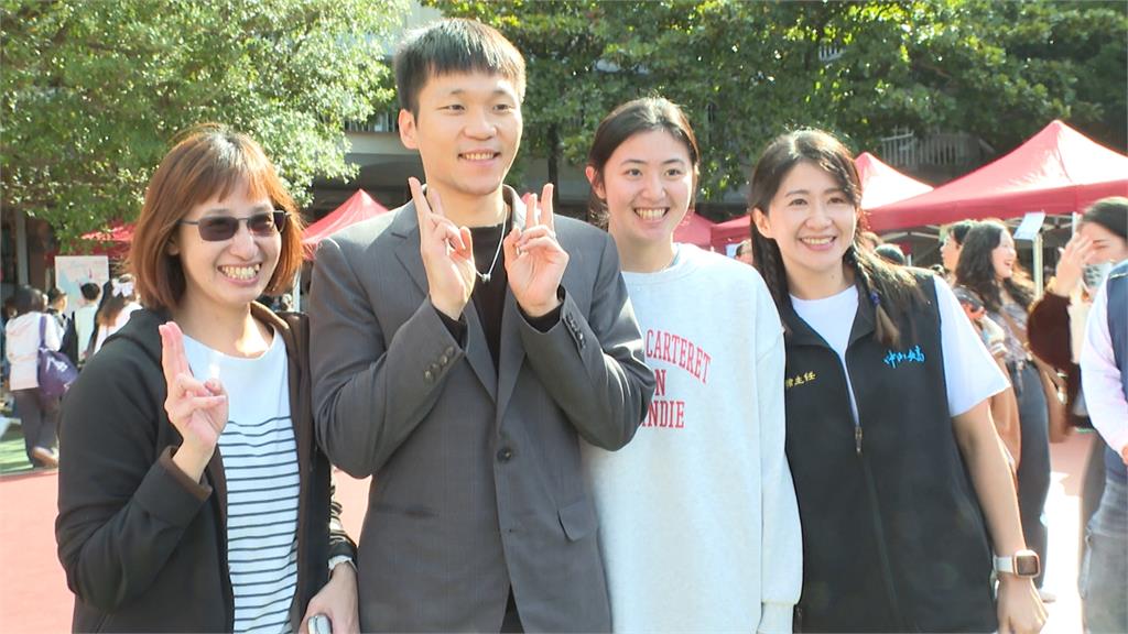 獨／李洋現身中山女高校慶！　曝每天都會與校長「道早安5次」