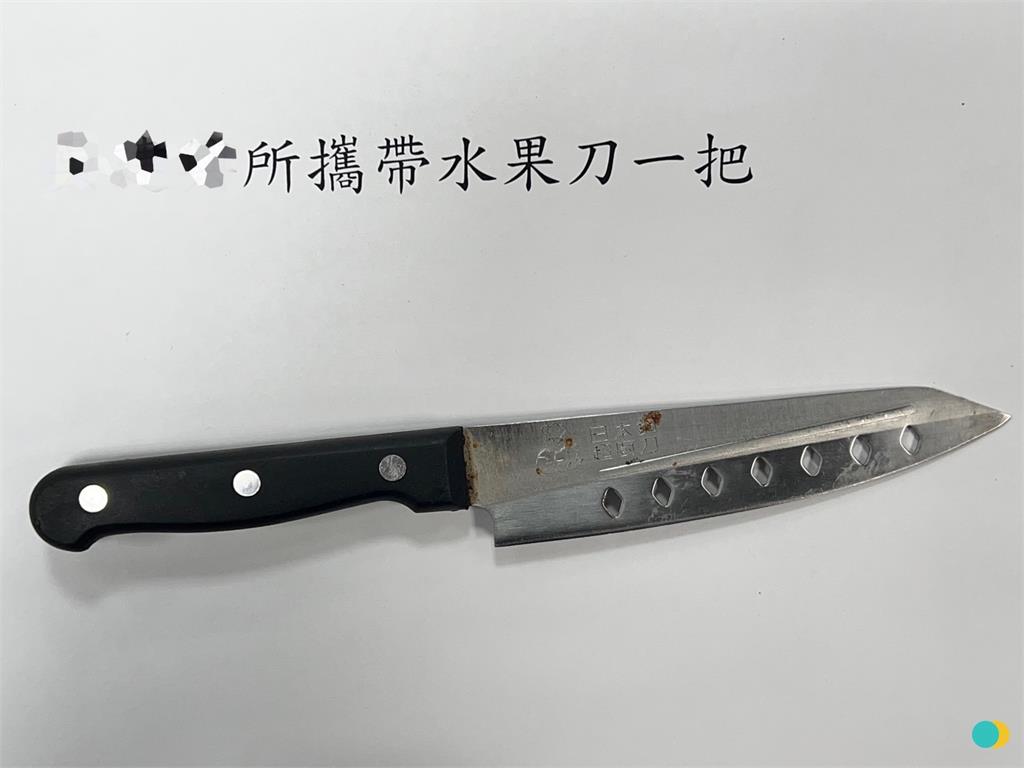 快新聞/嚇死!醉漢持26公分長刀「闖入三峽派出所」 下場曝光