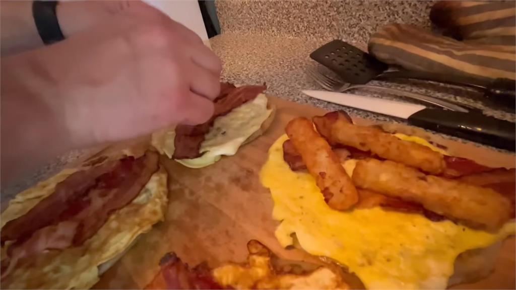 加拿大型男初嚐台式早餐　浮誇系蛋餅組合讓他超驚豔