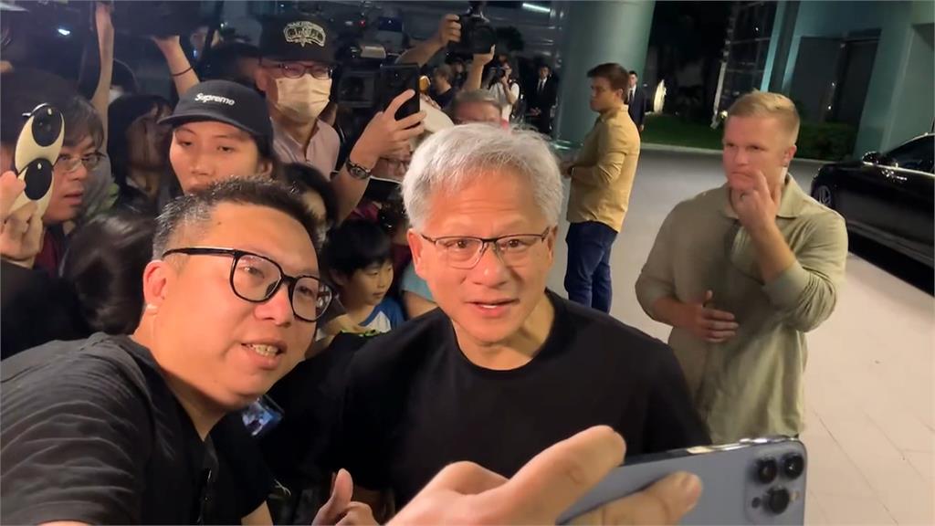 離台前親切為粉絲簽名 黃仁勳預告年底再度訪台