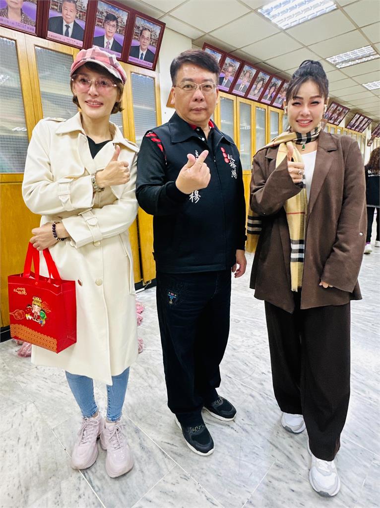 《豆腐媽媽》演員現身板橋！胡鴻達、李沛綾攜手阮氏翠恆助弱勢　感性發聲：愛要及時