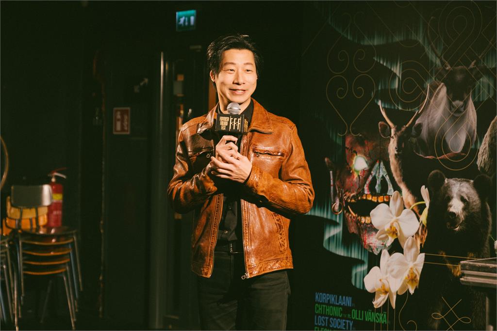 搖滾樂團「猛男裸身開唱」竟是林昶佐！脫掉西裝「巨肌猛獸出柙」炸裂芬蘭