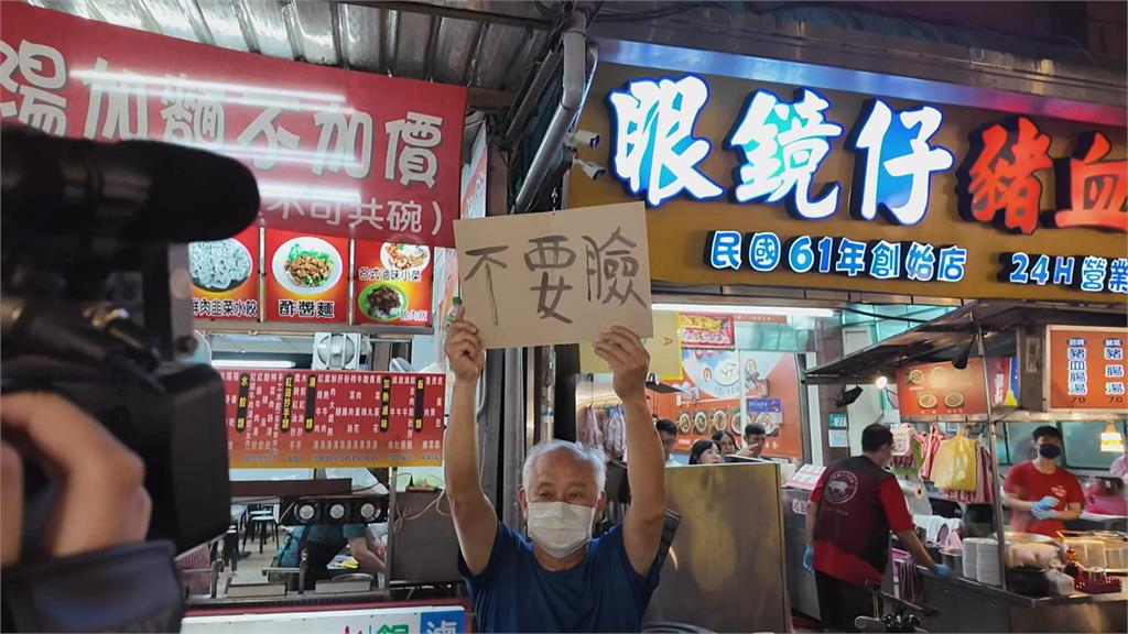 柯文哲板橋輔選再遇抗議　「餓鬼再現」又把整碗菜拿去吃